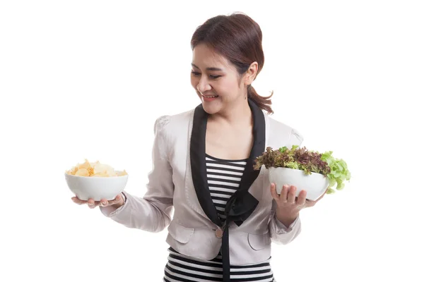 Jeune femme d'affaires asiatique avec croustilles et salade . — Photo