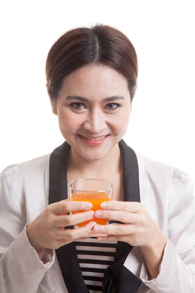 年轻的亚洲女人喝桔子汁. — 图库照片
