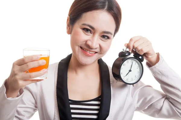 Donna asiatica con un orologio bere succo d'arancia . — Foto Stock