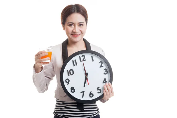 Mujer asiática con un reloj beber jugo de naranja . — Foto de Stock