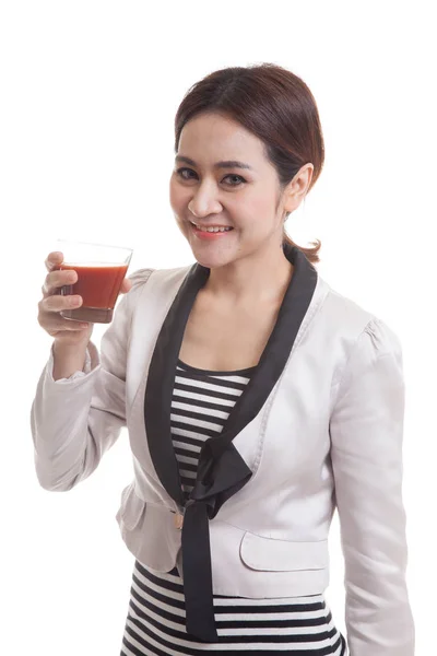 Joven mujer de negocios asiática beber jugo de tomate . —  Fotos de Stock