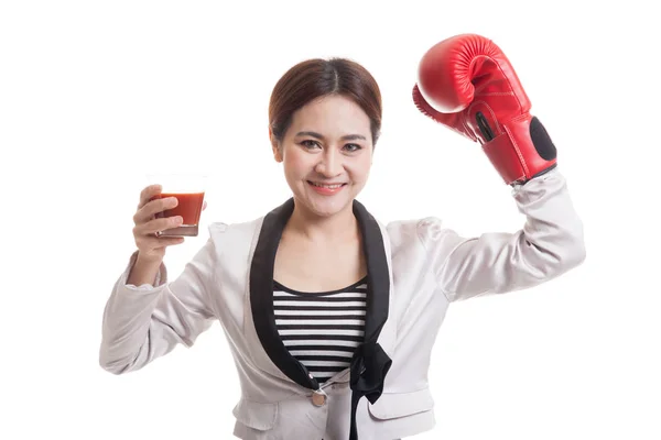 Giovane donna d'affari asiatica con succo di pomodoro e guanto da boxe . — Foto Stock