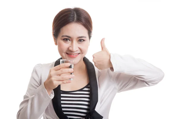 Junge asiatische Frau Daumen nach oben mit einem Glas Trinkwasser. — Stockfoto