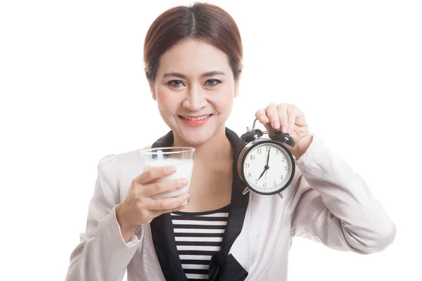 Gezonde Aziatische vrouw drinkglas van melk houd clock. — Stockfoto