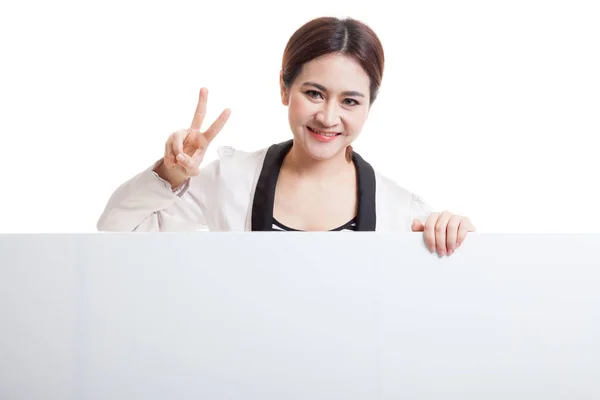 空白記号と若いアジア女性ショー勝利のサイン. — ストック写真