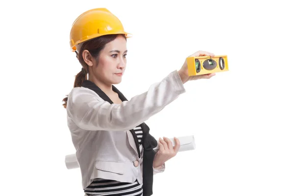 Aziatische ingenieur vrouw met blauwdrukken en niveau. — Stockfoto