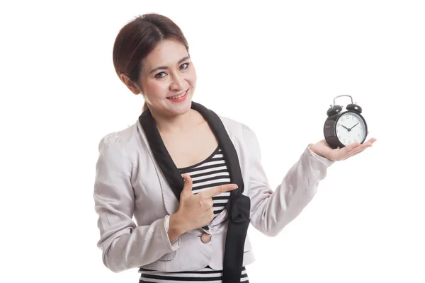 Joven mujer de negocios asiática apuntan a un reloj . Imagen de stock