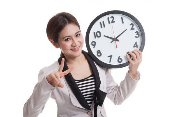 若いアジア ビジネスの女性は、時計と勝利のサインを表示します。. ストックフォト
