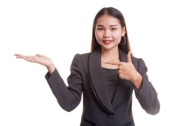 Güzel genç Asyalı kadın noktası el palm.