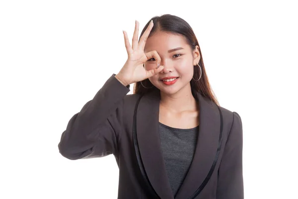 Piękna młoda kobieta Azji Pokaż Ok podpisać na jej oko. — Zdjęcie stockowe