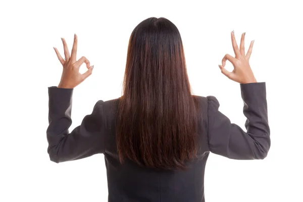 Vista trasera de la mujer de negocios asiática muestran doble signo de mano OK . —  Fotos de Stock