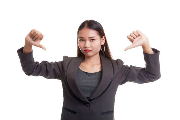 Happy asiatiska kontor tjej visar tummen ner med båda händerna. — Stockfoto