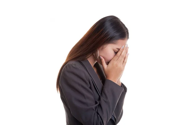 Triste jovem mulher de negócios asiática chorar com palma para cara . — Fotografia de Stock
