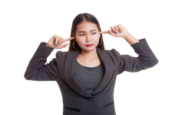 Jonge Aziatische vrouw blokkeren beide oren met vingers. — Stockfoto