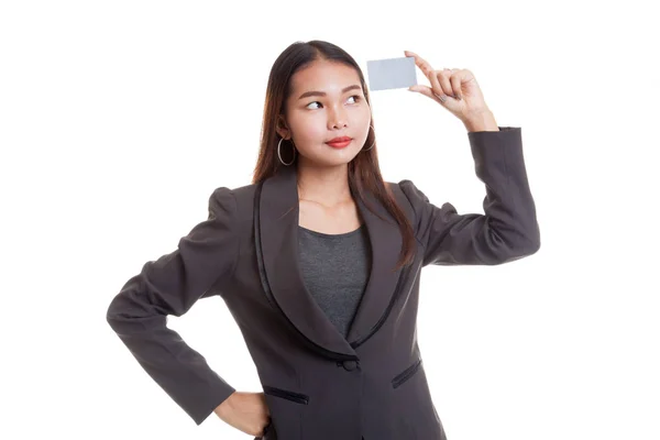 Mladá asijská podnikání žena, myslím, že s prázdnou kartu. — Stock fotografie