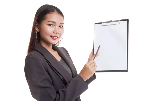 Feliz mujer de negocios asiática punto a portapapeles con pluma . —  Fotos de Stock