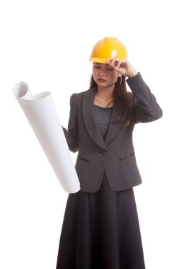 Asya mühendisi kadın planları ile çalıştı.