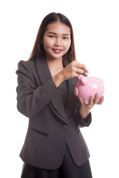 Asya iş kadını sikke ve domuz para banka ile. — Stok fotoğraf