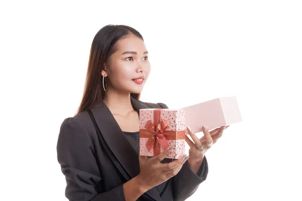 Νέος Ασιατικός επιχειρησιακός γυναίκα ανοίξει ένα κουτί δώρου. — Φωτογραφία Αρχείου