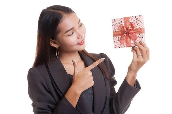 Unga asiatiska affärskvinna med en presentförpackning. — Stockfoto