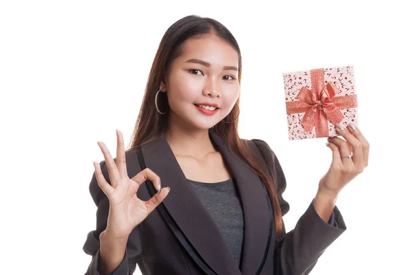 Unga asiatiska affärskvinna Visa Ok med en presentförpackning. — Stockfoto