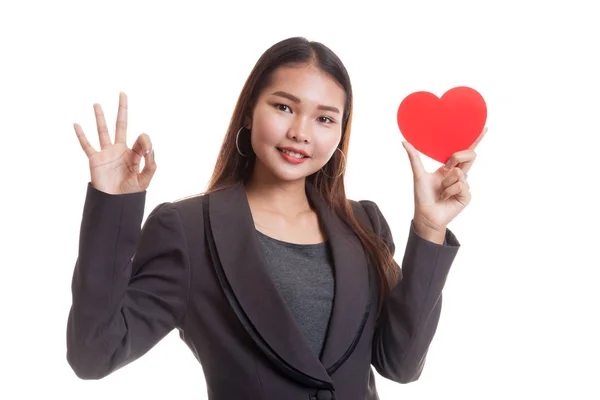 Asiática mujer de negocios show OK con rojo corazón . —  Fotos de Stock