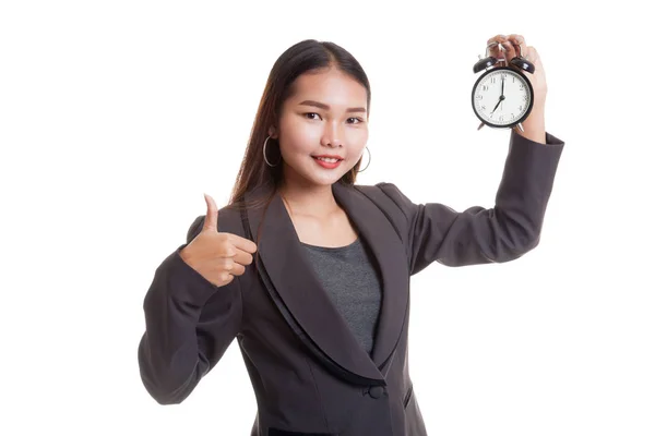 Unga asiatiska affärskvinna visar tummen upp med en klocka. — Stockfoto