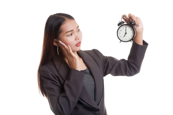 Jeune femme d'affaires asiatique est stressé avec une horloge . — Photo