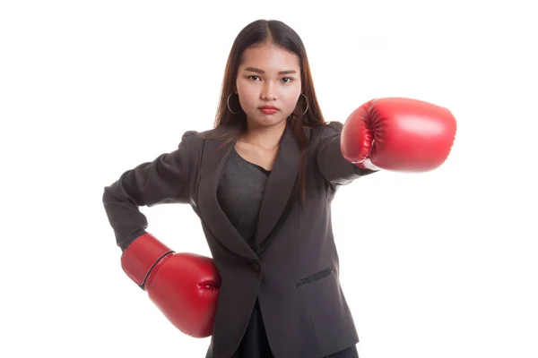 Junge asiatische Geschäftsfrau mit roten Boxhandschuhen. — Stockfoto