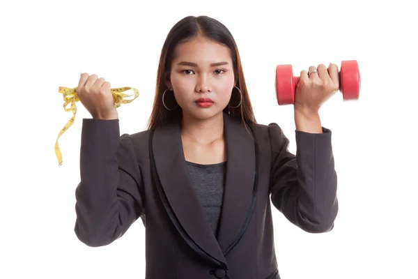 Mulher asiática exausta com halteres e fita métrica . — Fotografia de Stock