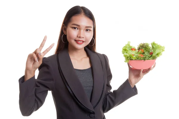 Saludable mujer de negocios asiática mostrar signo de victoria con ensalada . —  Fotos de Stock