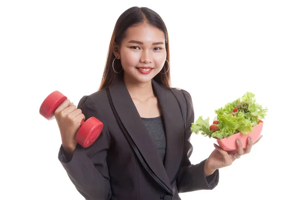 Здоровая азиатская деловая женщина с гантелями и салатом . — стоковое фото