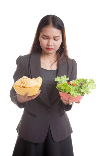 Junge asiatische Geschäftsfrau mit Kartoffelchips und Salat. — Stockfoto