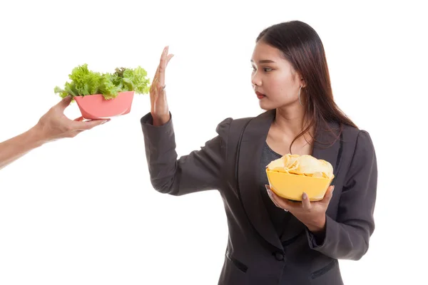 Jonge Aziatische vrouw met aardappel chips nee zeggen tegen salade. — Stockfoto