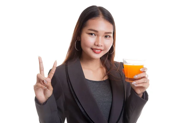 Fiatal ázsiai nő Térkép győzelem jele narancs ital gyümölcslé. — Stock Fotó