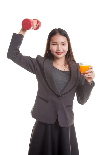 Młoda kobieta Azji z hantle napój pomarańczowy sok. — Zdjęcie stockowe