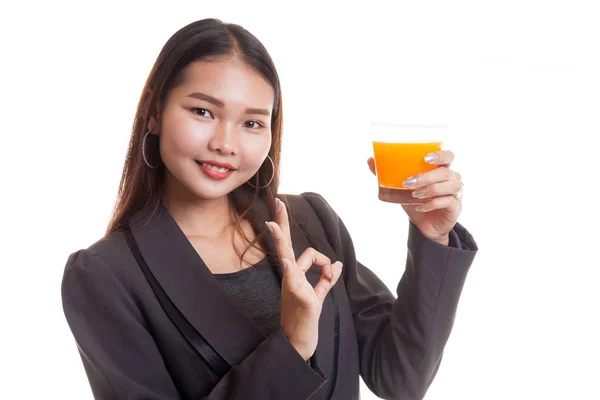 Молодая азиатка показывает ОК пить апельсиновый сок . — стоковое фото