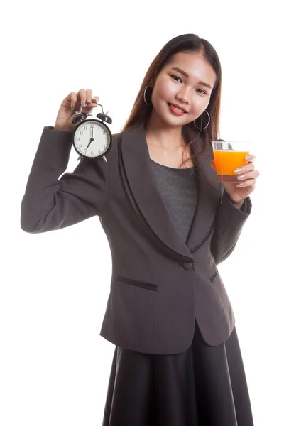 Femme asiatique avec une horloge boisson jus d'orange . — Photo