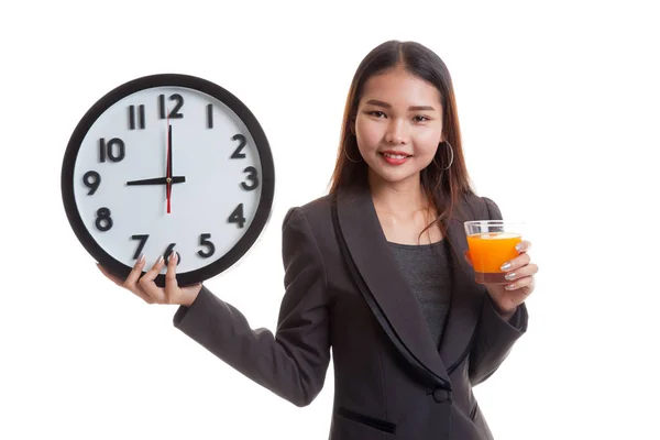 Femme asiatique avec une horloge boisson jus d'orange . — Photo