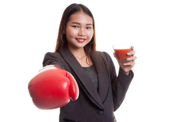 Joven mujer de negocios asiática con jugo de tomate y guante de boxeo . —  Fotos de Stock