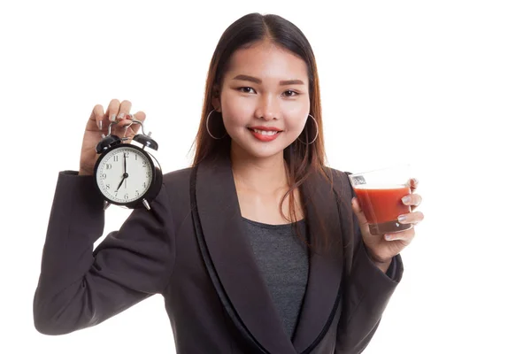 Jeune femme d'affaires asiatique avec jus de tomate et horloge . — Photo