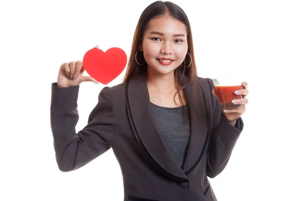 Junge asiatische Geschäftsfrau mit Tomatensaft und rotem Herz. — Stockfoto