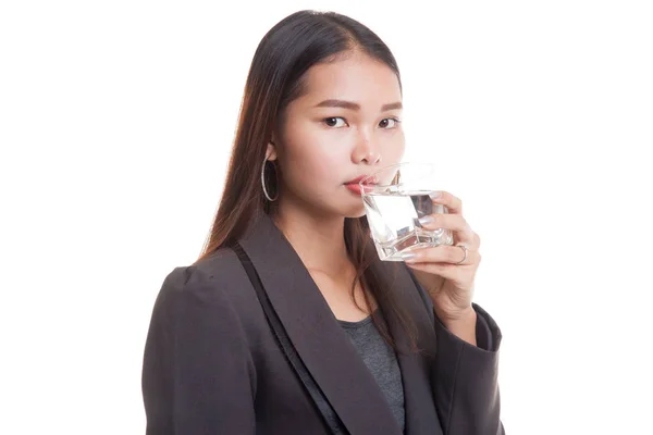Ung asiatisk kvinna med ett glas vatten. — Stockfoto
