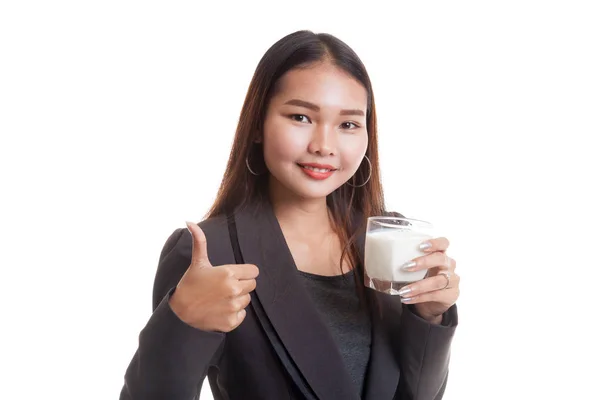 健康的亚洲女人，喝一杯牛奶的拇指. — 图库照片