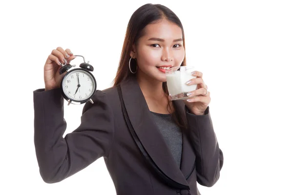 Gesunde asiatische Frau trinkt Glas Milch halten Uhr. — Stockfoto