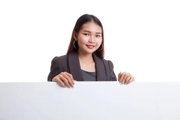 Junge asiatische Frau mit leerem Schild. — Stockfoto