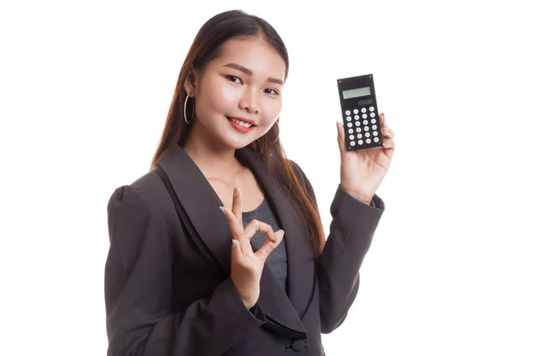 Aziatische zakenvrouw Toon Ok met calculator. — Stockfoto