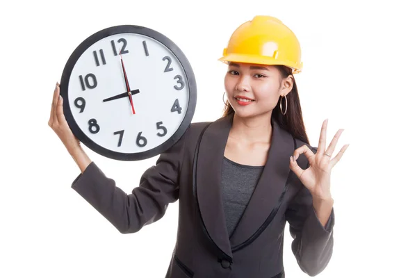 Asiatico ingegnere donna spettacolo OK con un orologio . — Foto Stock