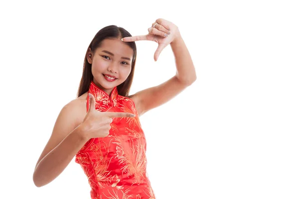 Asiatisk flicka i cheongsam kinesisk klänning. — Stockfoto