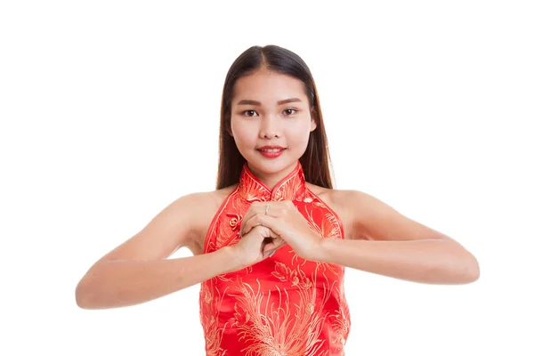 Asiatisk tjej i kinesiska cheongsam klänning med gest av congratula — Stockfoto